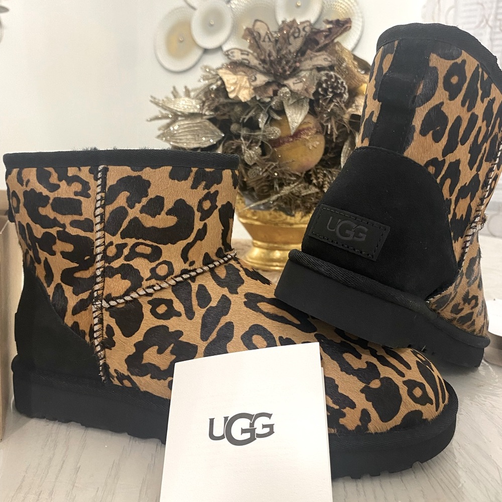 Woman’s.. limited edition leopard Mini Uggs!!